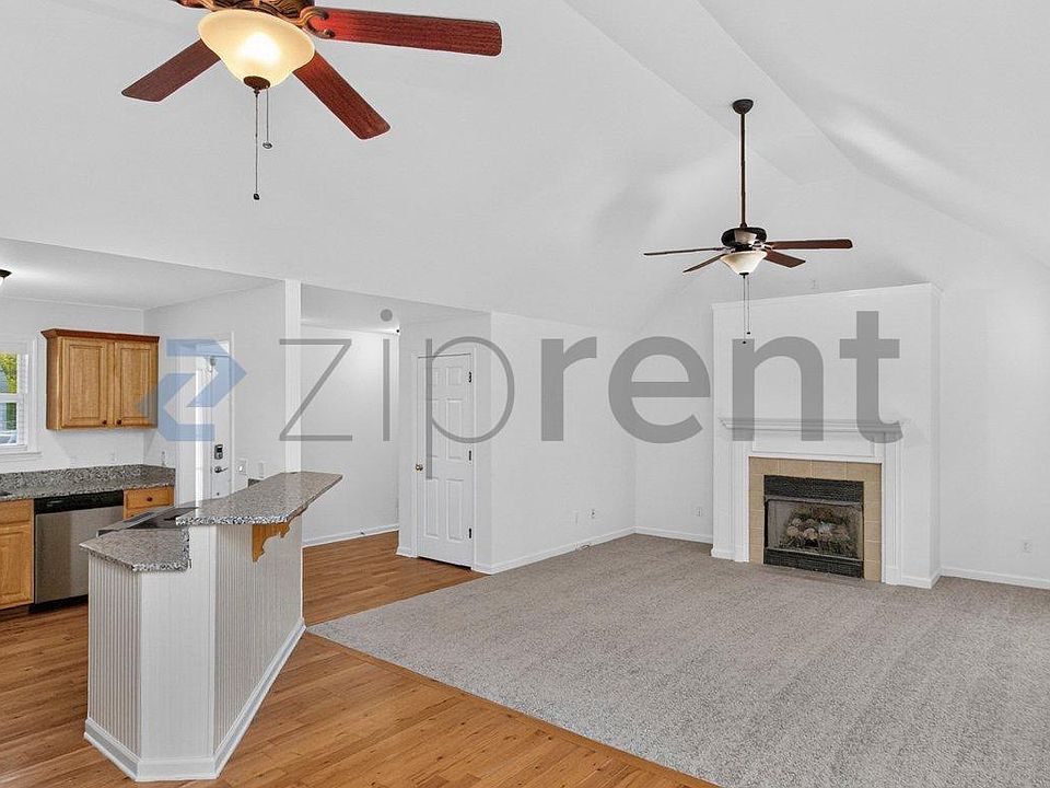 1st image of 124 Saddlecreek Cir