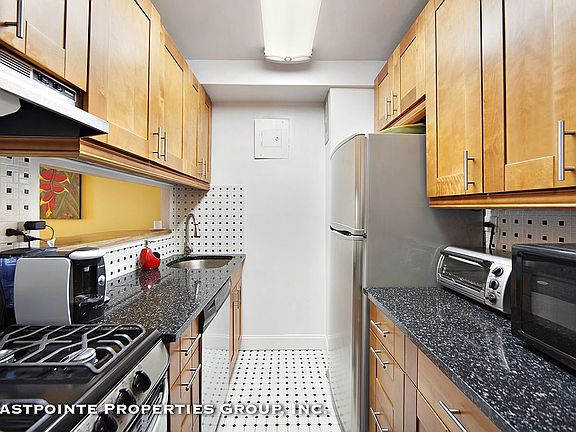 2nd image of 23 Greenwich Ave #2H