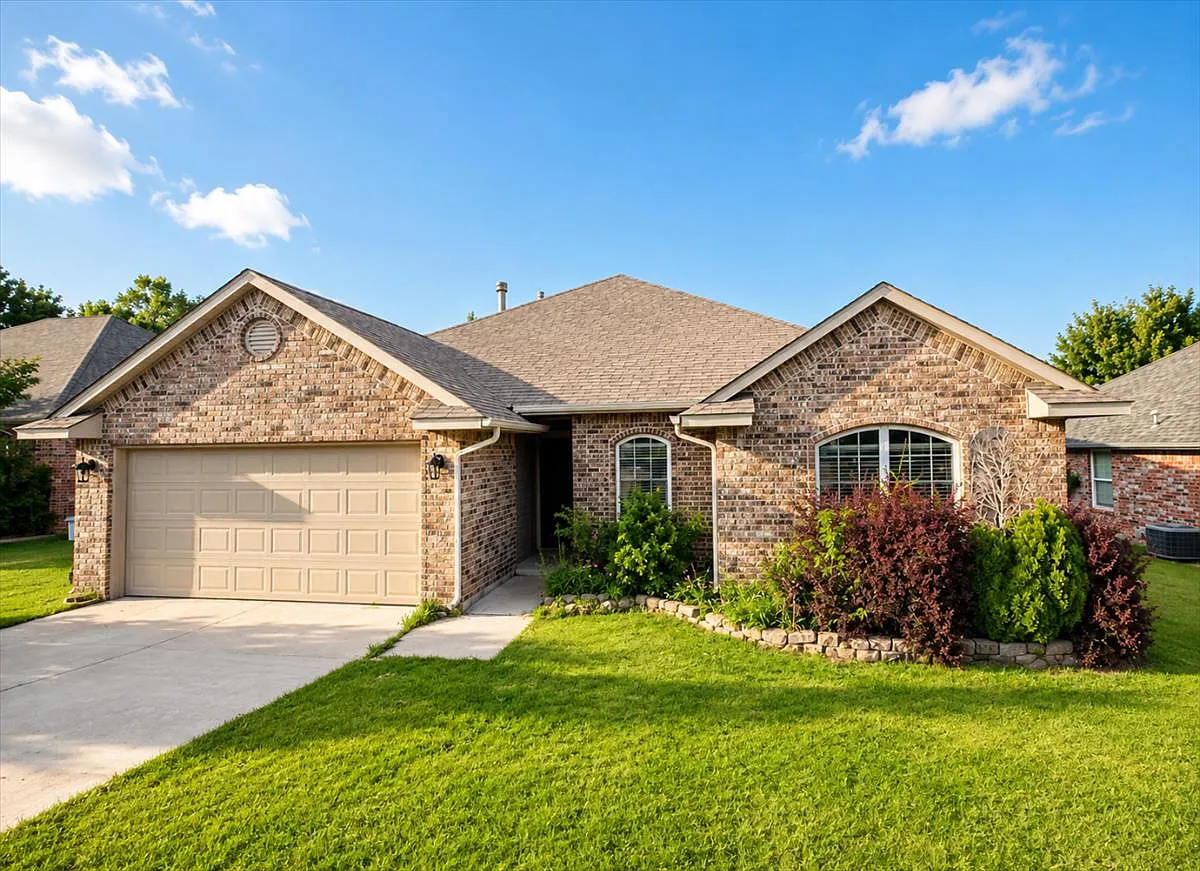 4 bed, 2.0 bath, 1850 sqft, $1,995 — Photo 1