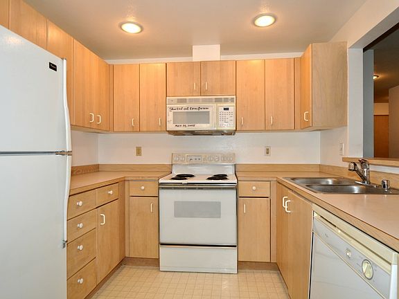 5th image of 14007 NE 181st St Unit E-102