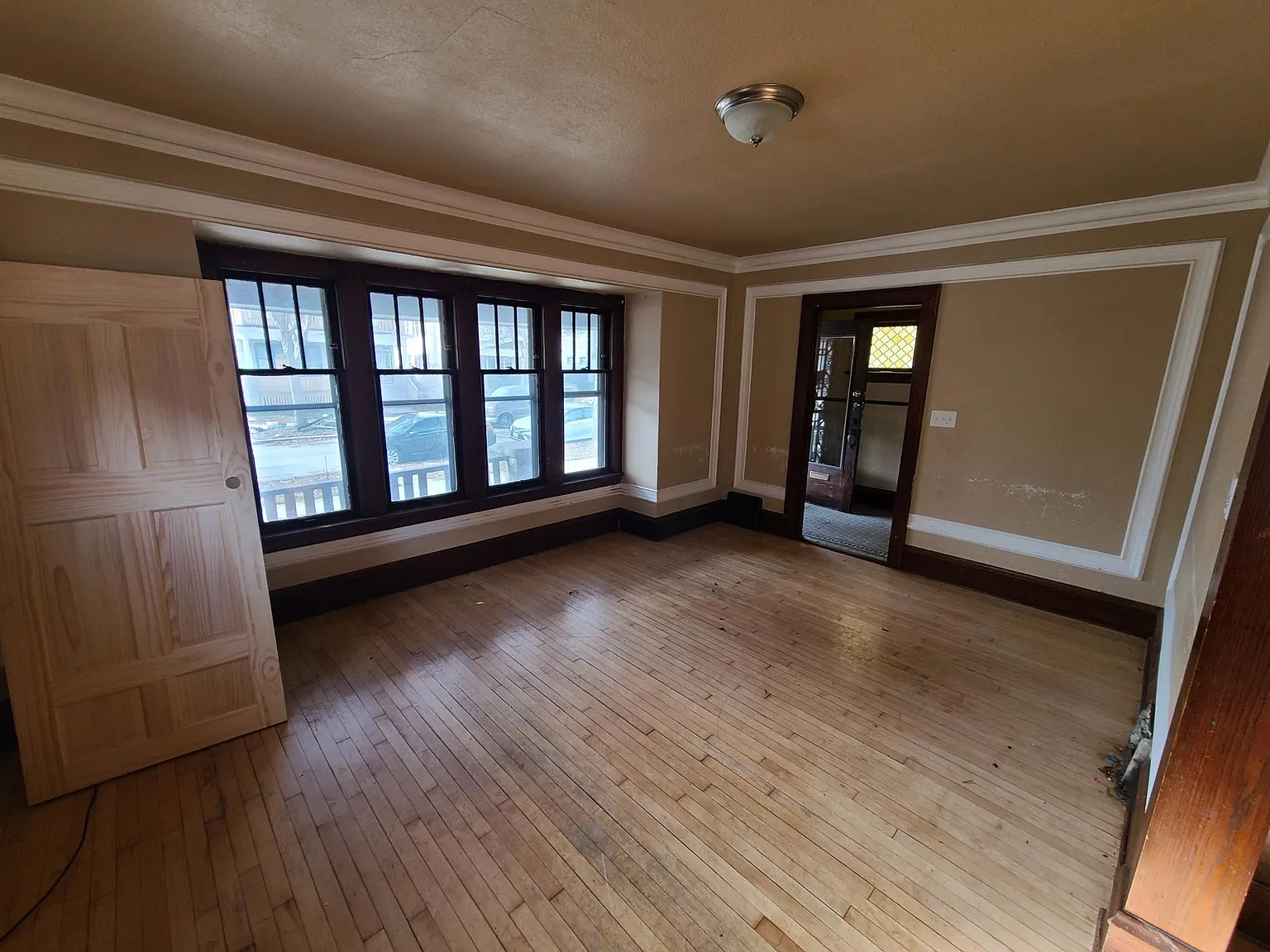 6 bed, $1,900 — Photo 2