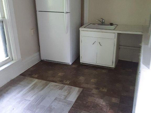 3rd image of 635 W Washington St