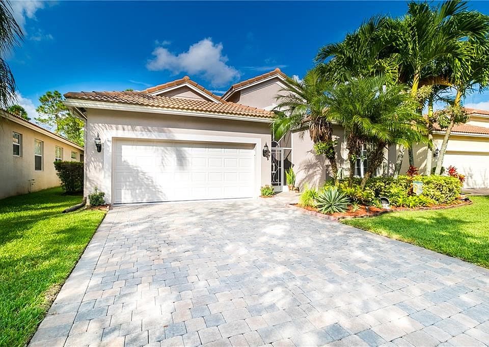 Gorgeous 2003 CBS home in mint condtion