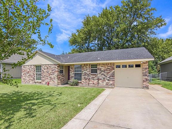 2nd image of 2806 Clara Ln