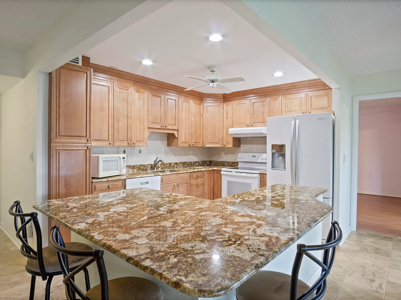 2 bed, 2.0 bath, 1044 sqft, $2,000 — Photo 2