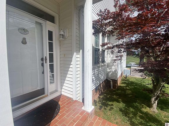 4th image of 28 Village Dr W