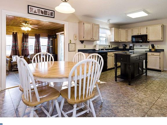 4th image of 221 E Flagstone Dr
