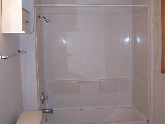 bathroom, tub/shower