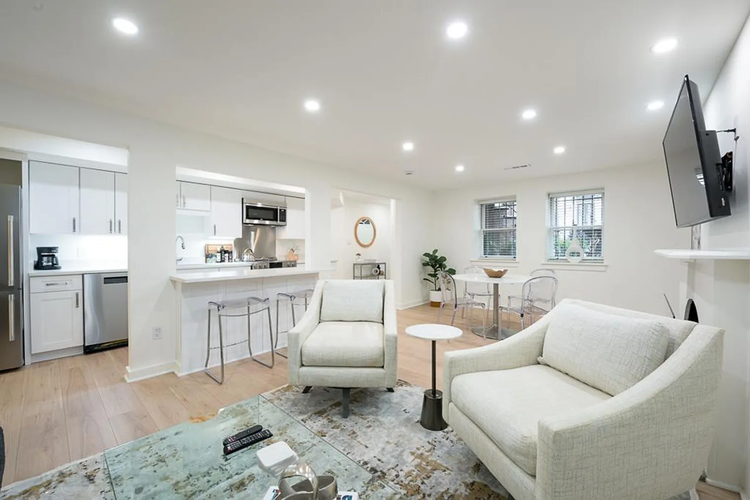 2 bed, 1.0 bath, 11840 sqft, $4,654 — Photo 3