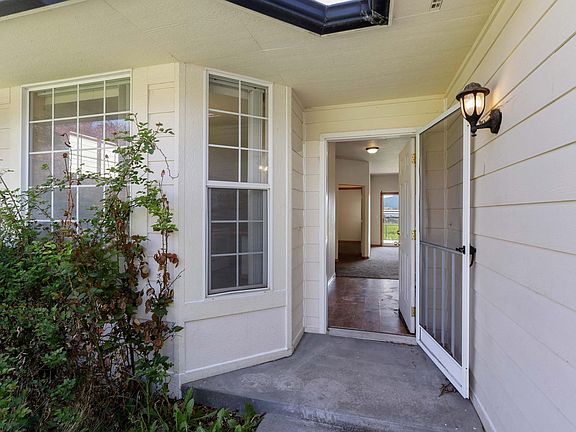 Entry way with big bay windows