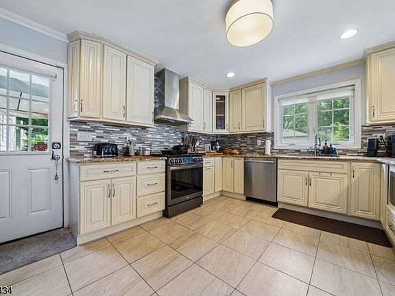 5th image of 418 Ivy Ln