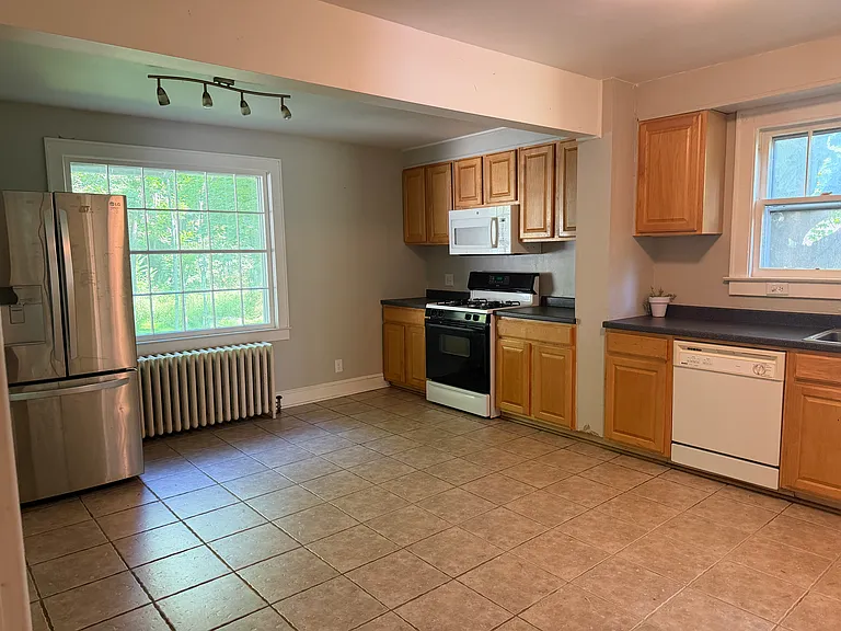 511 Court St S — Photo 8