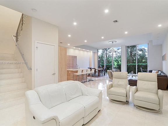 2nd image of 16385 Biscayne Blvd Unit 102
