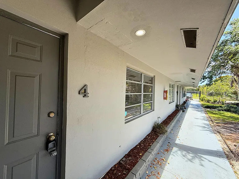 627 NE 10th Ave #4 — Photo 11