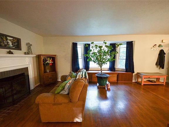 5th image of 27 Meadowview Dr