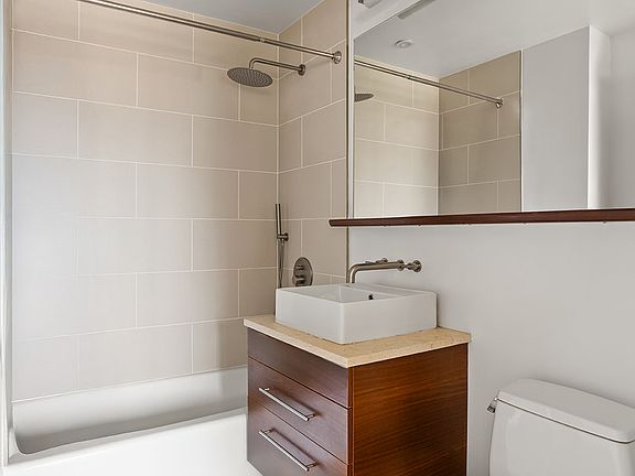 5th image of 225 W 60th St APT 14A