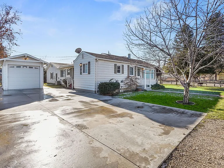 101 E Woodvine St — Photo 2