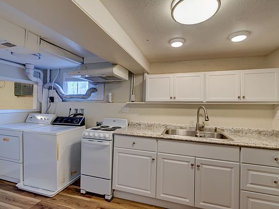 2nd image of 220 NE Kettle St #Oak
