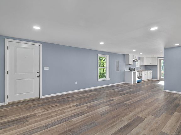 5th image of 1540 Woodmont Dr