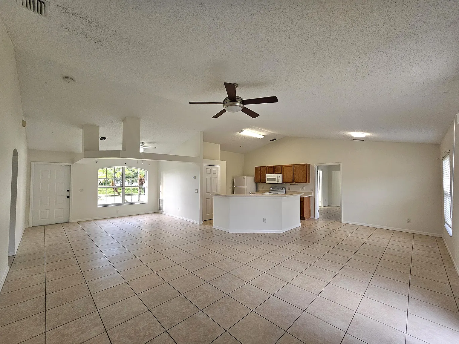 3 bed, 2.0 bath, 1688 sqft, $2,450 — Photo 2
