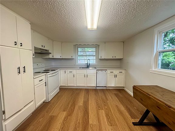 5th image of 2521 Commercial Ave