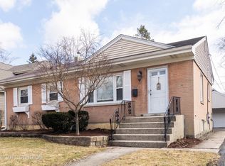 1007 S Gables Blvd, Wheaton, IL 60189