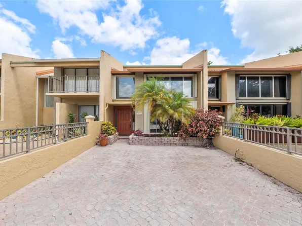 701 E Coco Plum Circle #4, Plantation, FL 33324