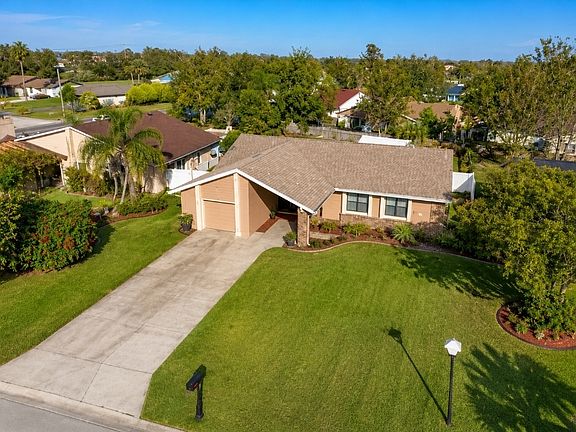 4th image of 625 Country Club Dr