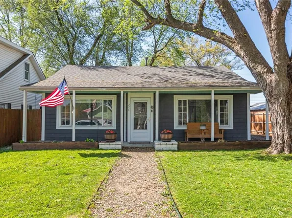 226 W 3rd St, Tonganoxie, KS 66086