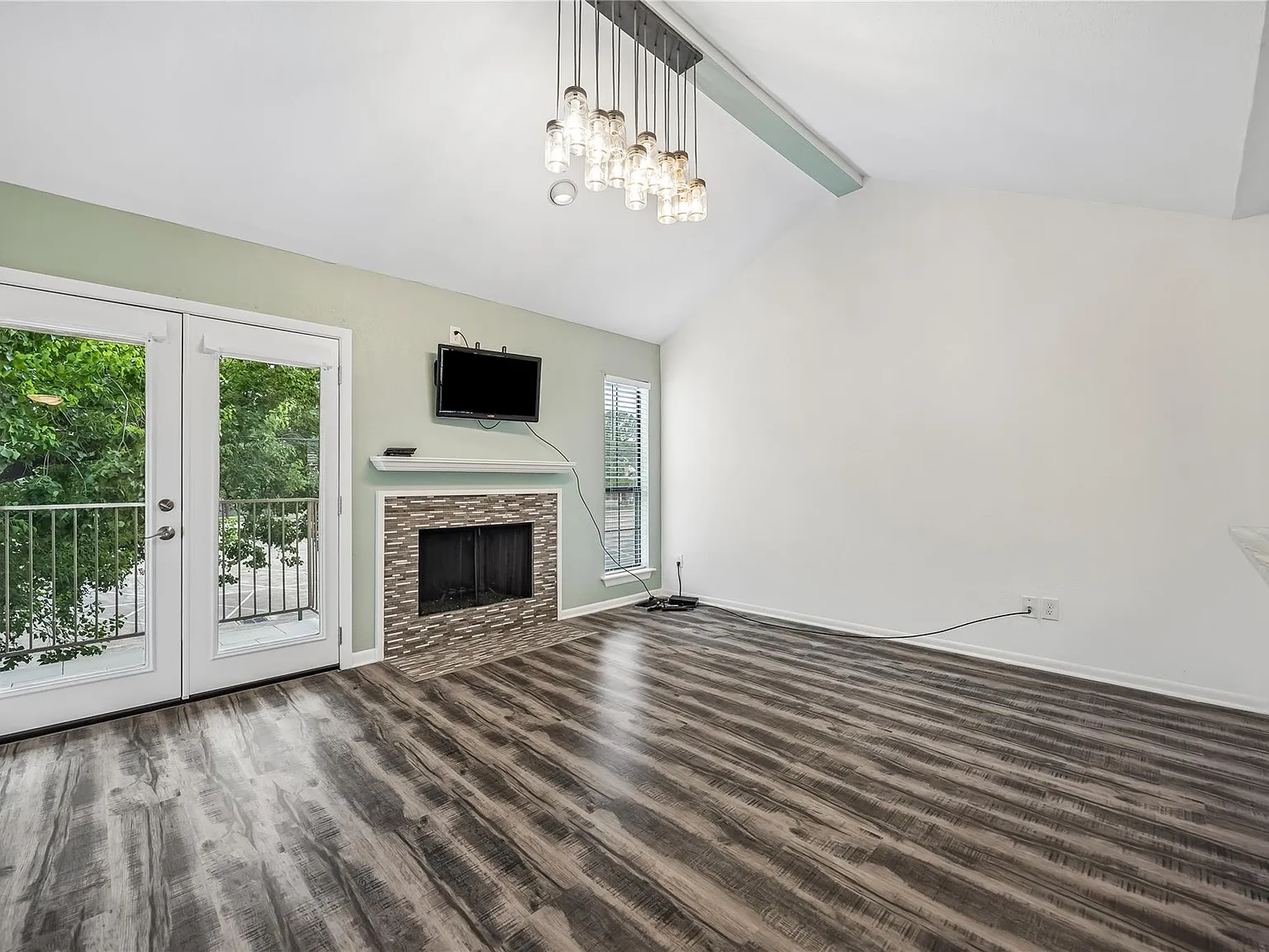 2 bed, 2.0 bath, 1358 sqft, $2,000 — Photo 2