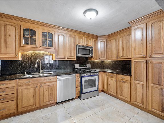 3rd image of 5517 NE 6th Avenue