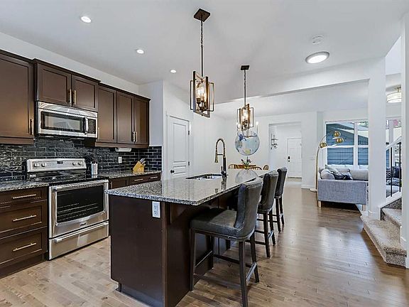 5th image of 91 NE Masters Ave SE
