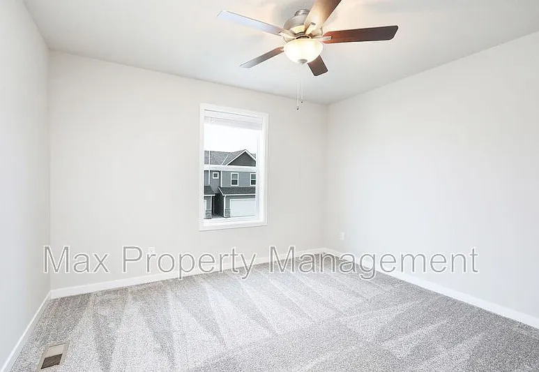 3 bed, 3.0 bath, 1490 sqft, $1,649 — Photo 4