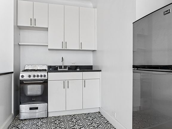 5th image of 440 W 34th St APT 9D
