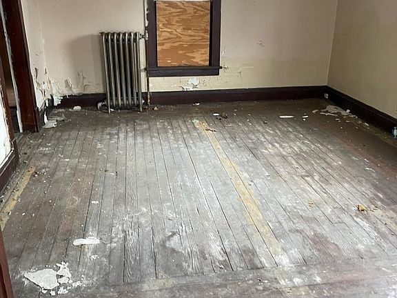 5th image of 218 E 9th St