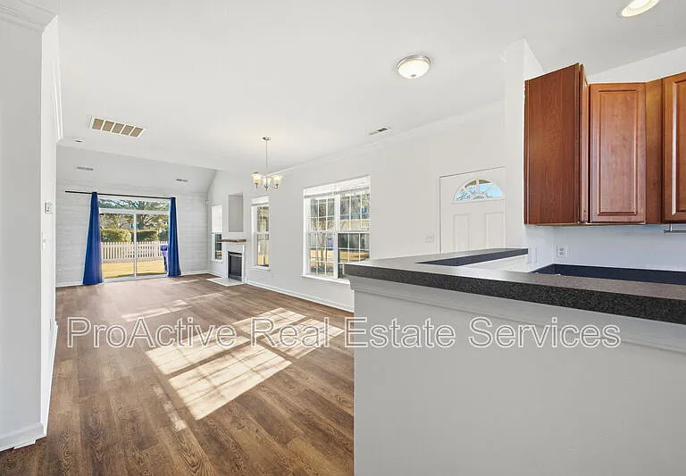 2021 Livingston St — Photo 5