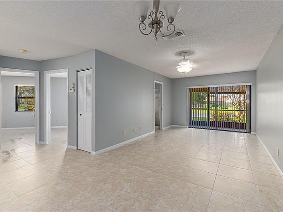 5th image of 1915 NE Collins Cir APT 10-20