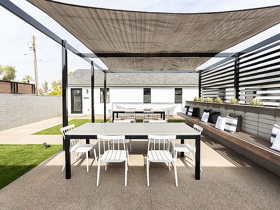 Share outdoor dining space