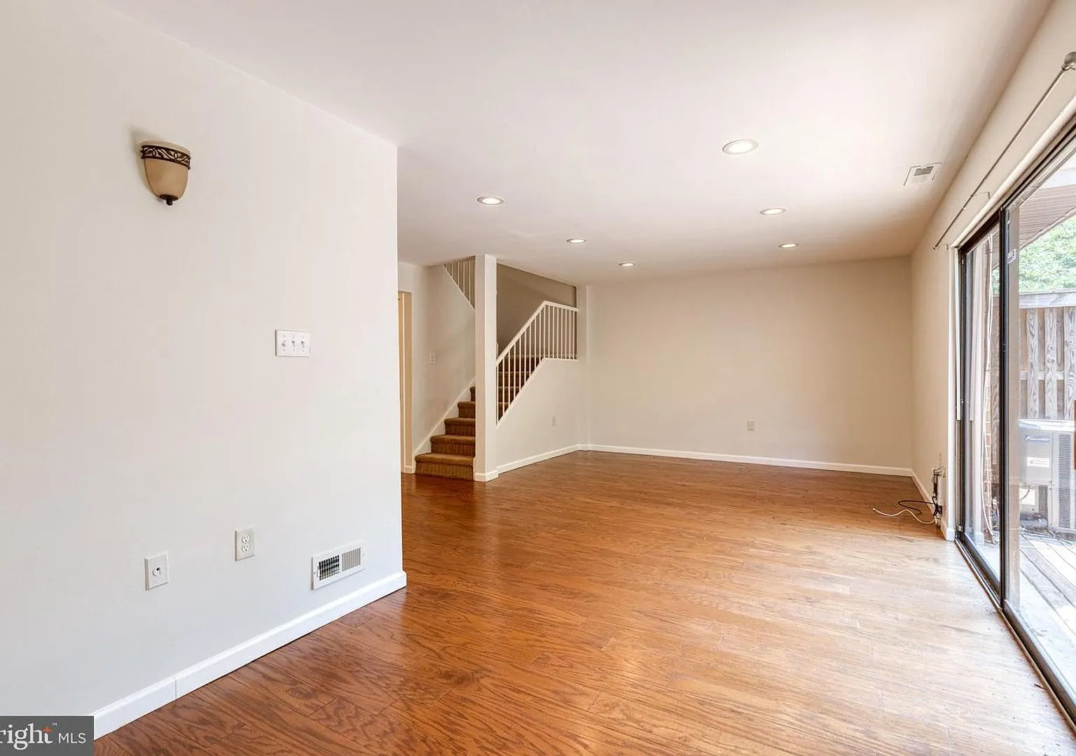 Welcome to Cross Fox Lane, a 3bd 2.5bth home in the lovely and sought after Wilde Lake community ... — Photo 3