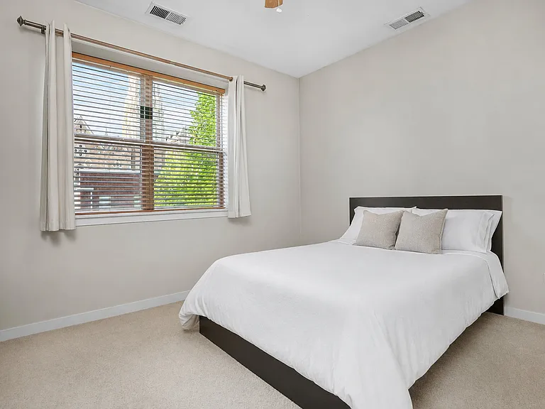 1112 W Washburne Ave #301 — Photo 11