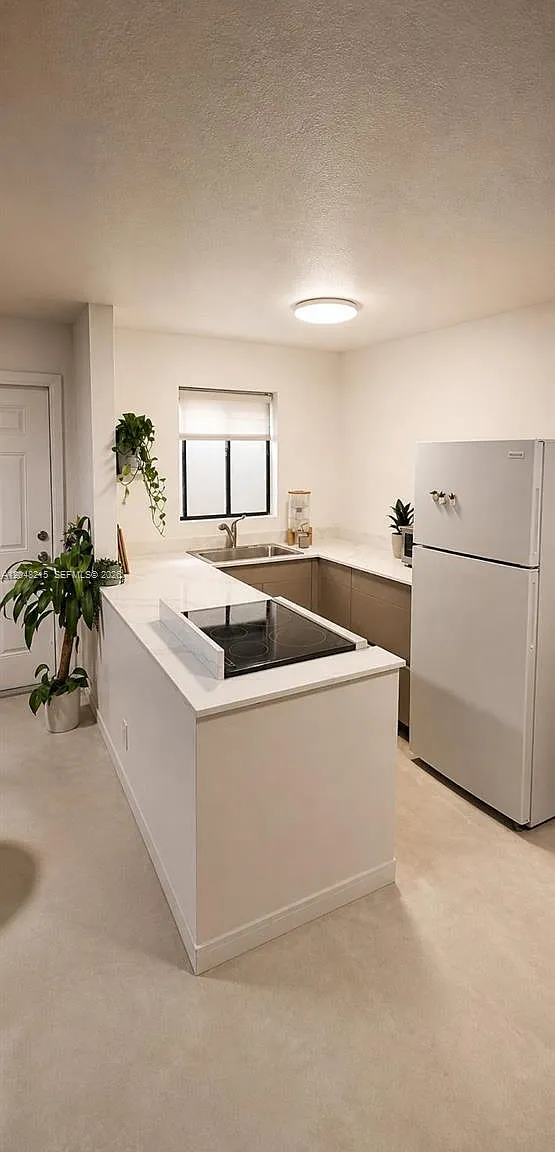 Astor Condo No 3 — Photo 1