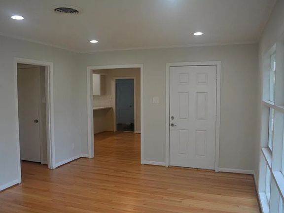 5th image of 803 Worthshire St