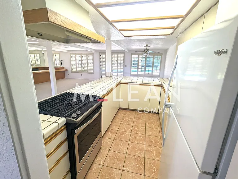 2737 E Plaimor Ave — Photo 2