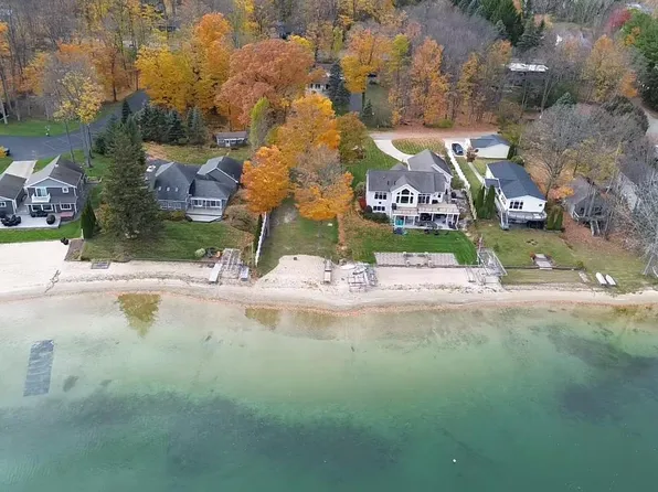 220 NW Silver Lake Rd, Traverse City, MI 49685