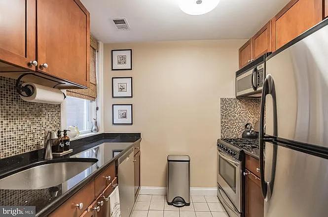 405 Bainbridge St #B — Photo 10