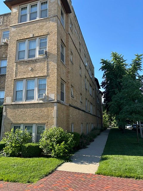 2nd image of 61 Chicago Ave #G