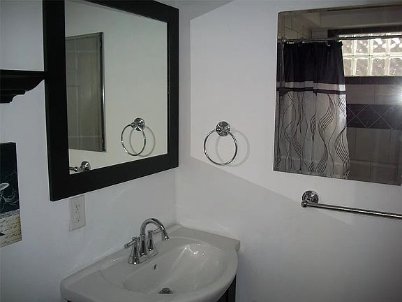 2nd image of 4 Charles St #1