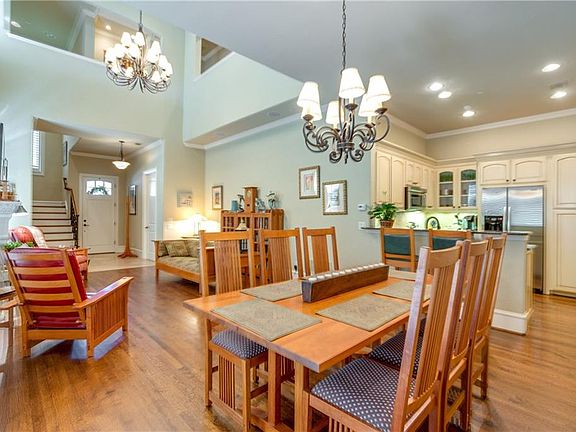 4th image of 814 Thornbury Way