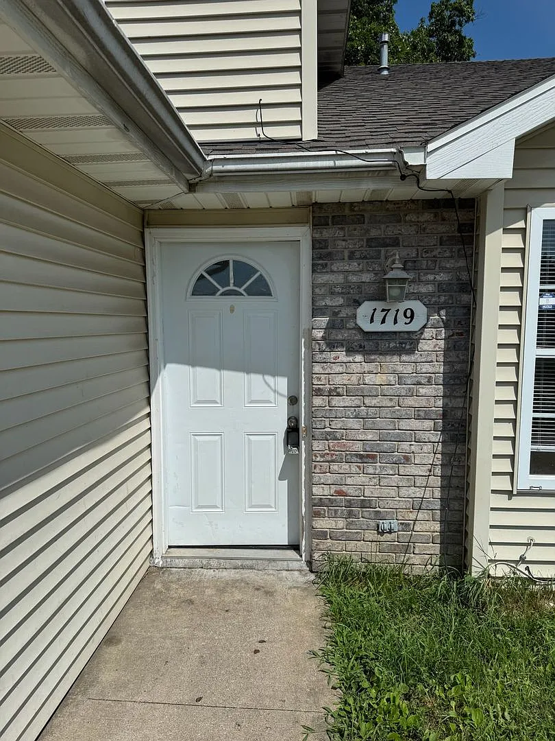 1717 - 1719 Hanover Blvd. — Photo 2