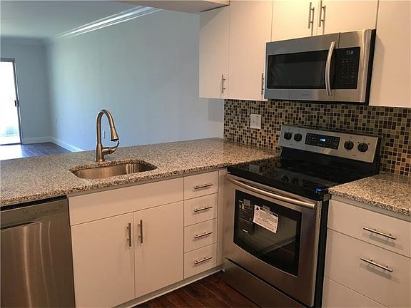 5th image of 2704 Nassau Bnd APT D2